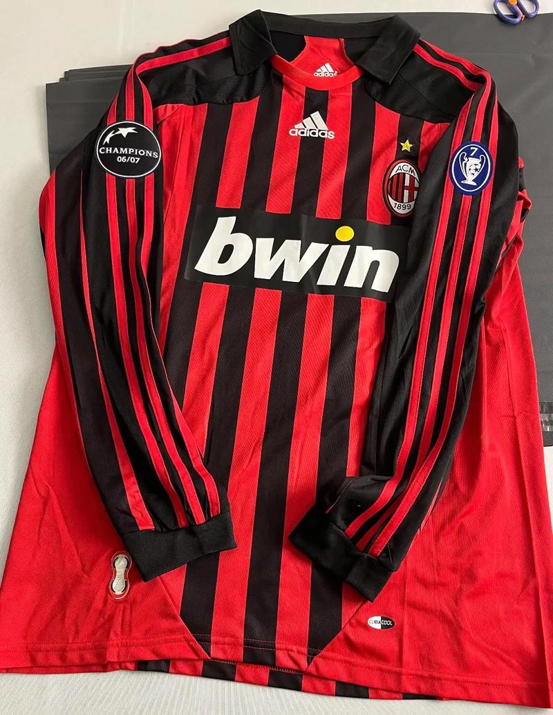 豪门后防崩溃，连续被打穿（豪门防线瓦解，连遭突破）